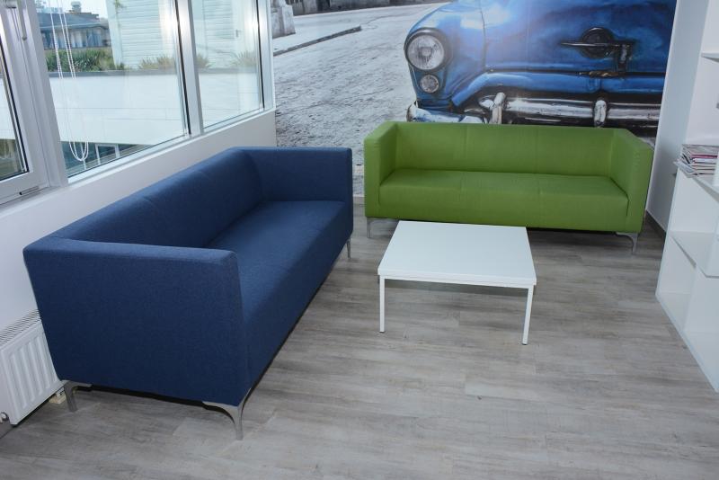 Kék színű 2-személyes kanapé
