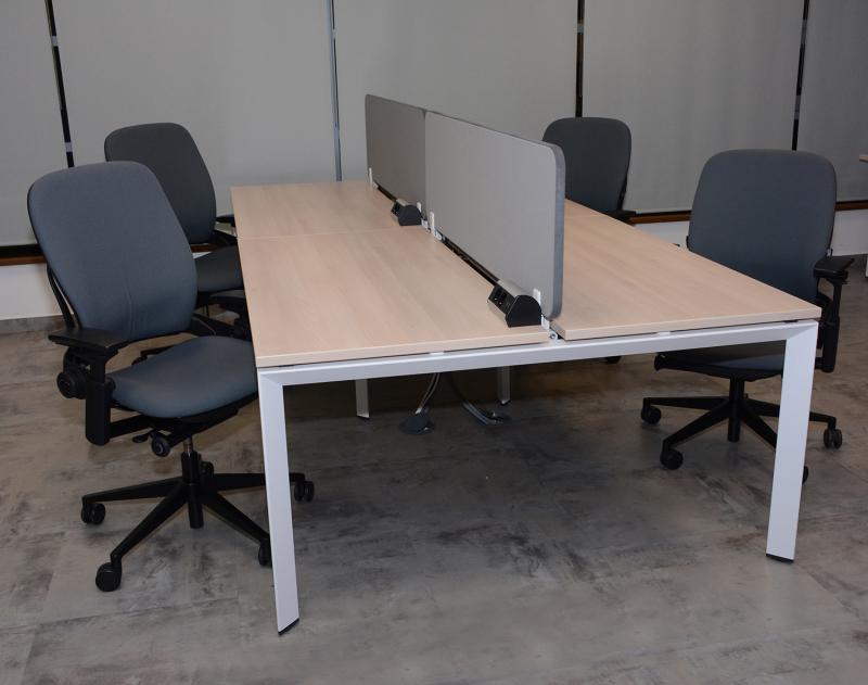 Steelcase Prémium íróasztal - 4 db asztal alkot egy csoportot - Új állapotú