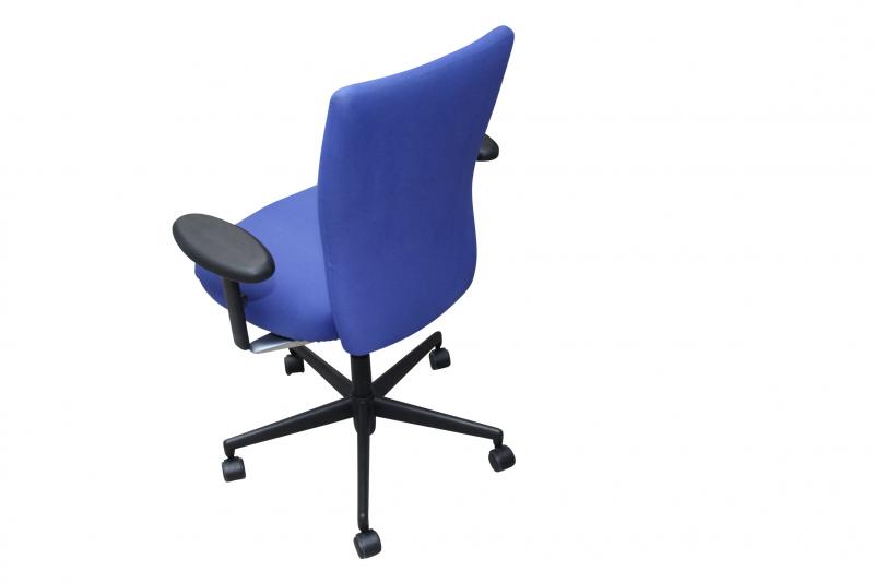 Vitra T-chair forgószék - kék színben - vitra-t-chair-drehstuhl-blau-mit-armlehnen-rueckansicht.jpg