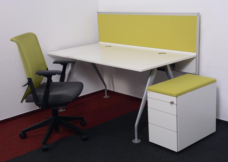 BENE prémium fehér íróasztal 160 x 80 cm-es méretben szürke lábbal - DSC_0247.JPG