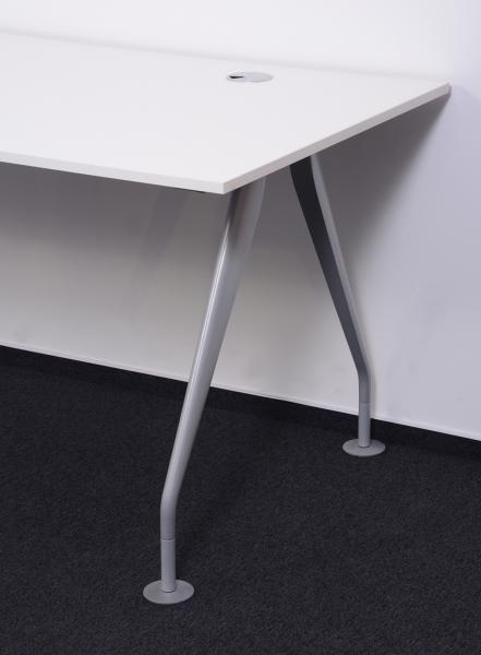 BENE prémium fehér íróasztal 160 x 80 cm-es méretben szürke lábbal - DSC_0258.JPG