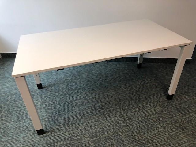Steelcase fehér íróasztal - Új, dobozos termék