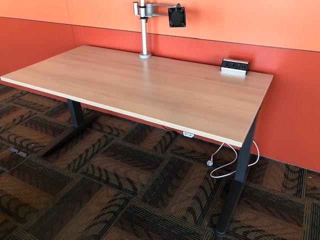 Steelcase elektromosan emelhető íróasztal - ülő-álló munkavégzésre (160x80 cm)