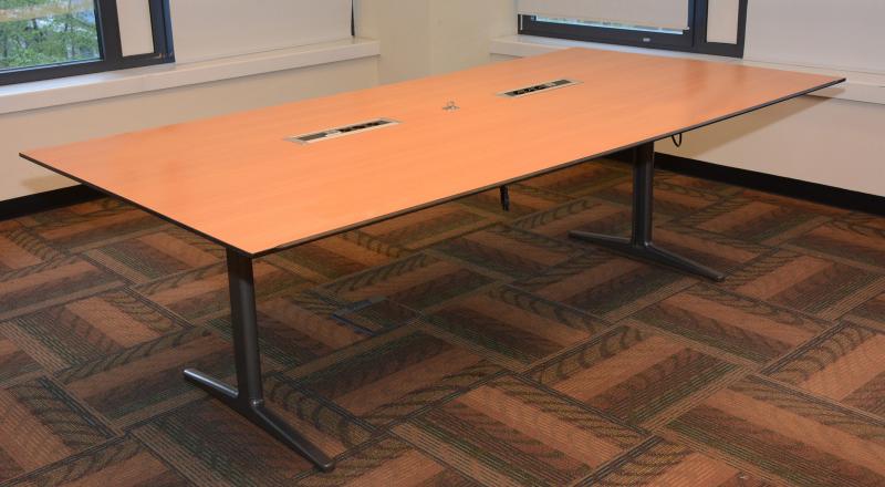 Ahrend tárgyaló asztal 10 főre 240x120 cm