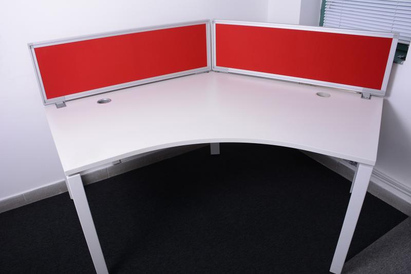 Steelcase V-alakú íróasztal - Újszerű állapotban