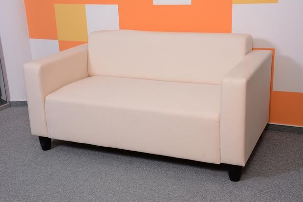 Vaj színű 2-személyes kanapé