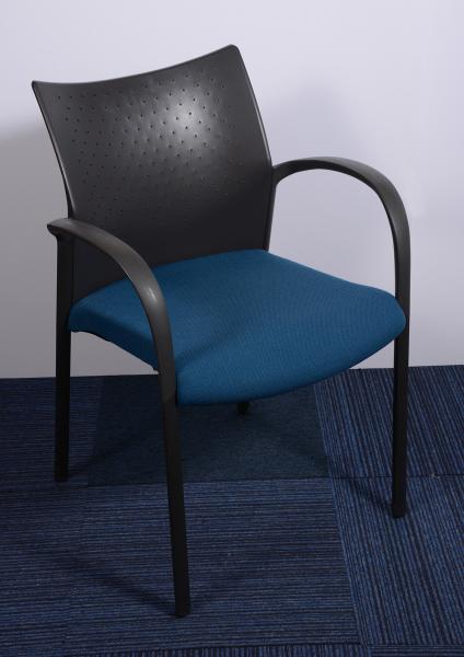 Steelcase tárgyaló szék kék ülőlappal