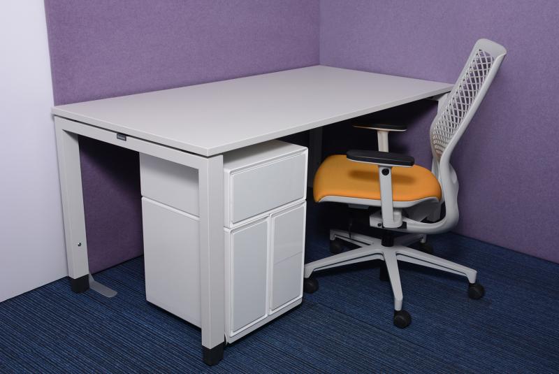 Steelcase fehér íróasztal - Új, dobozos termék