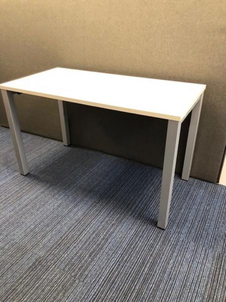 Knoll kis méretű íróasztal