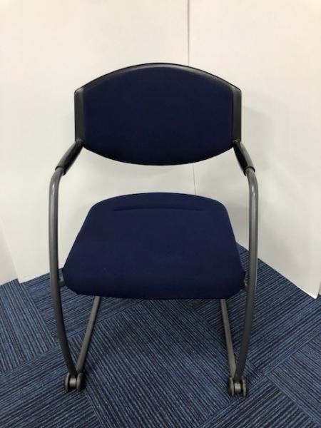 Kék tárgyaló szék görgőkkel