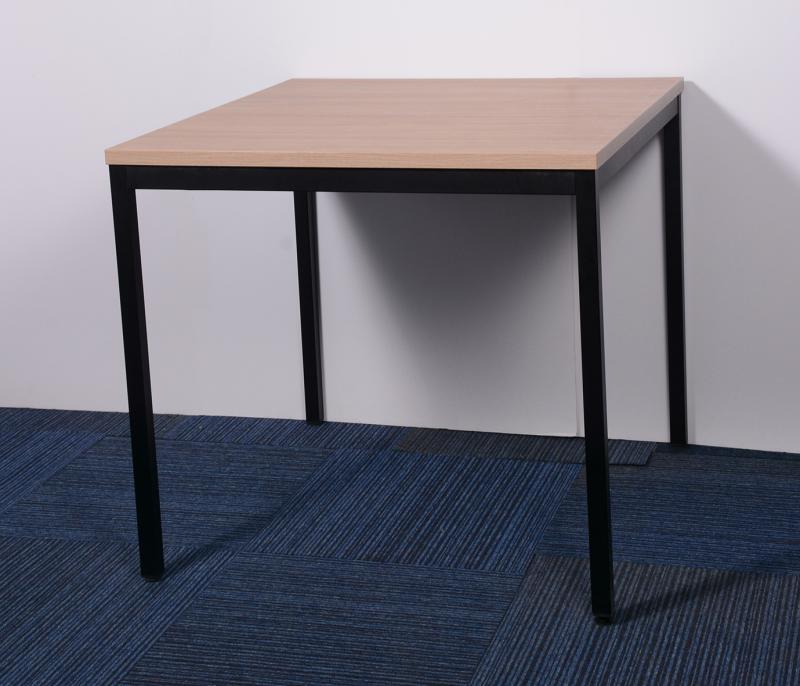 Tölgy színű tárgyaló asztal - 4 főre 80x80 cm, fekete lábbal