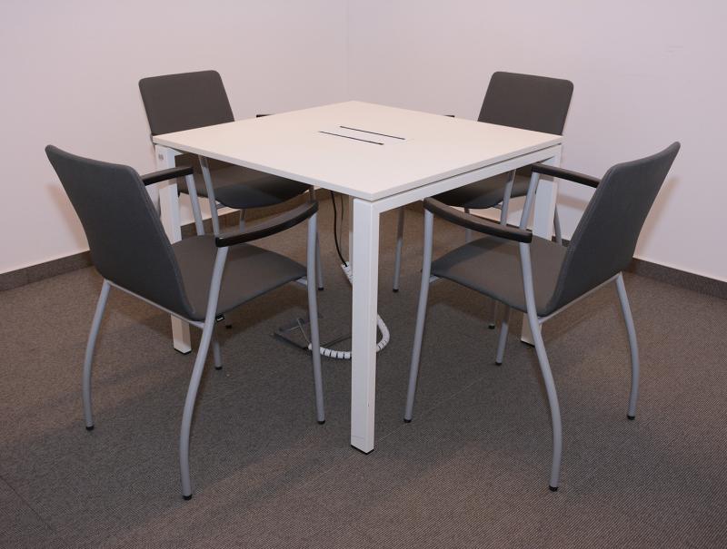 Bene fehér tárgyaló asztal - 4 főre, 90x90 cm, kábeldobozzal