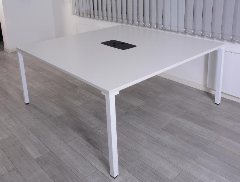 Steelcase fehér színű tárgyaló asztal - 160x160 - kábeldobozzal